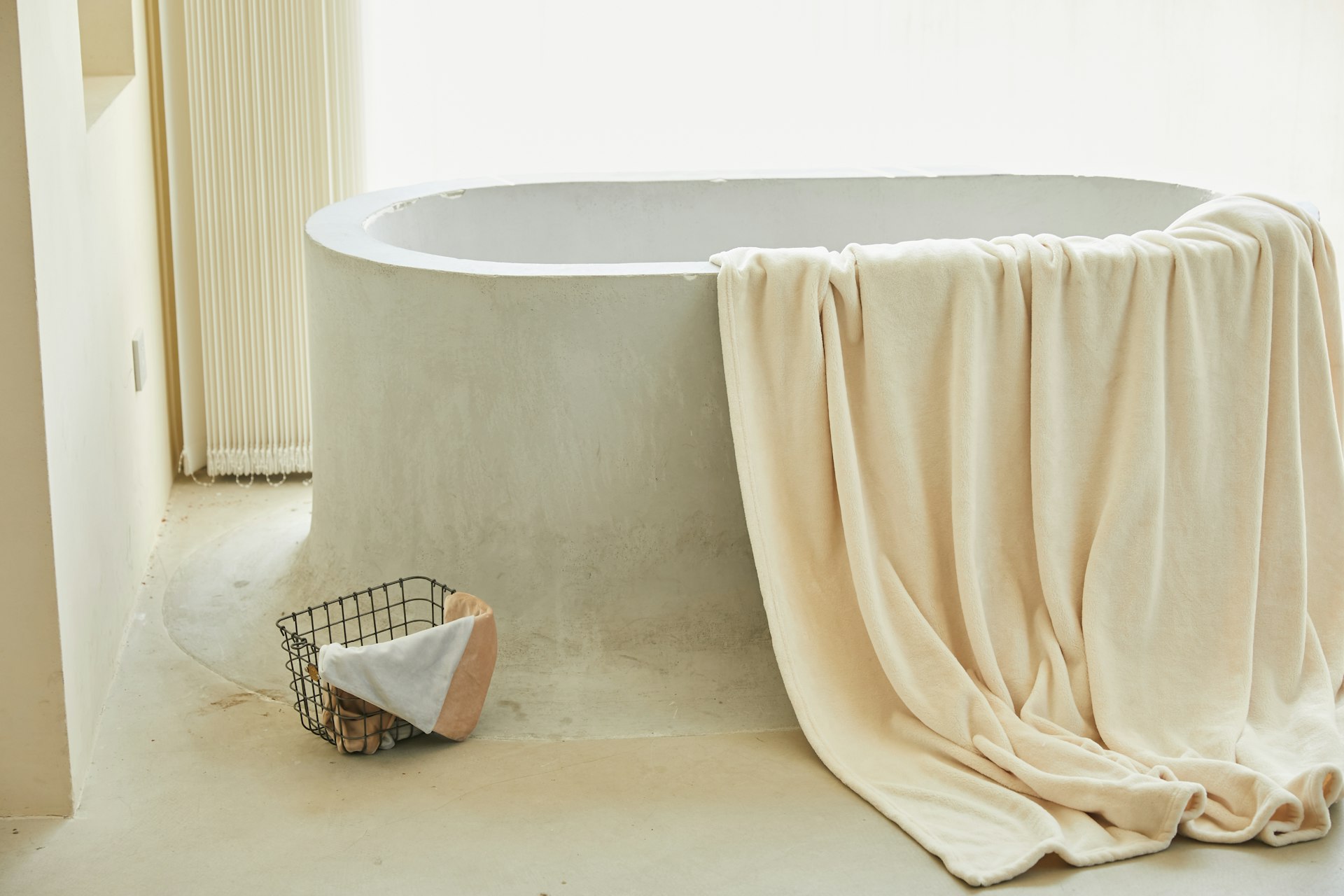 Badwzimmer mit Natursteinffliesen und Badewann Imst Inntal